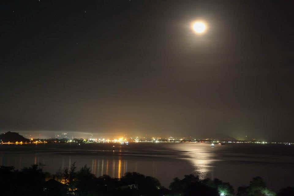 File:Moonlight over Dili.jpg