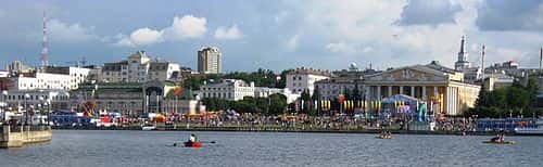 Бір уақытта екі қызбен жыныстық қатынас