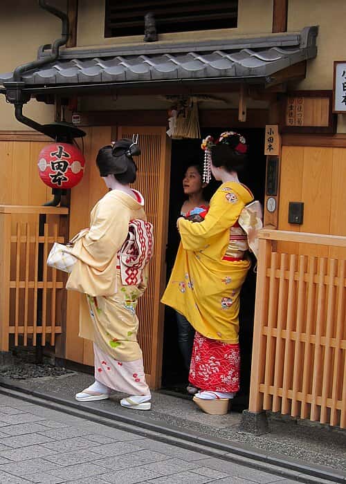 File:Geisha, maiko, shikomi in Kyoto.jpg